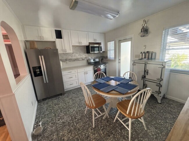 Building Photo - 1407 Sunset Dr