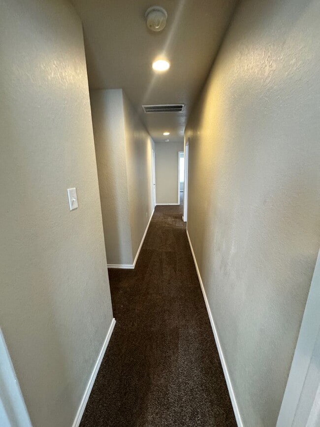 Building Photo - Ready for Move In! Spacious 4 bedroom 3 ba...