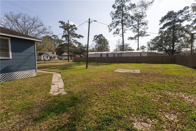 Building Photo - 558 Sunset Dr