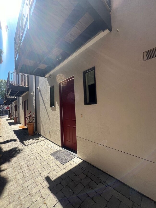 Building Photo - 2 Bedroom 2 bath Downtown Unit with $500 O...