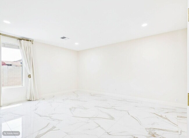 Building Photo - Luxury Awaits with Designer Details