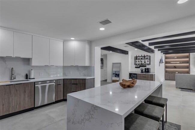 Building Photo - 160 SE 3rd Ct