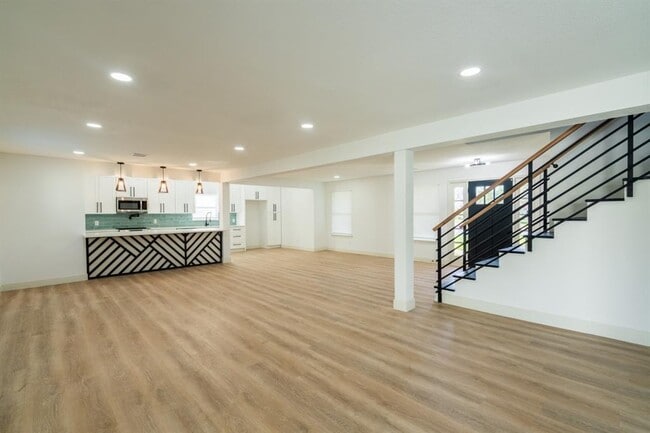 Building Photo - 1402 Bayou Shore Dr