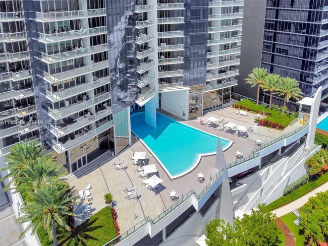 Building Photo - 17121 Collins Ave