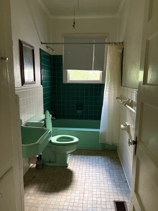 Building Photo - Well Maintained Older Home with Central HVAC