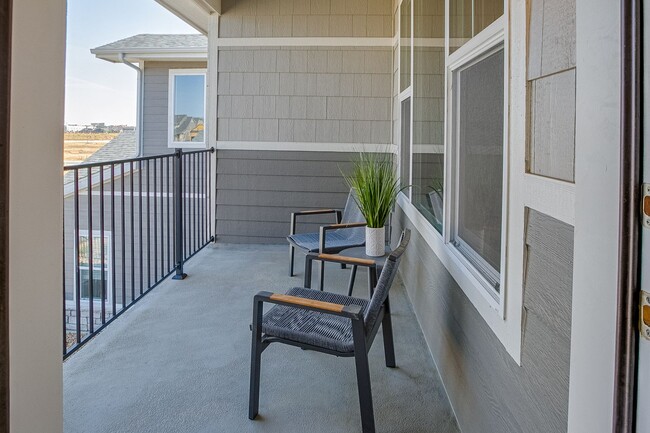 Building Photo - Move-In Ready 3-Bedroom Townhome with Garage & Modern Finishes in Loveland!