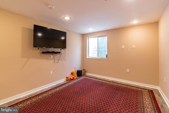 Building Photo - 2029 E Huntingdon St