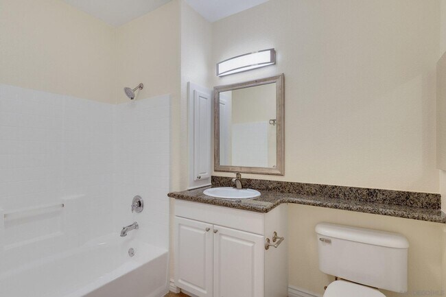 Building Photo - Beautiful 1 bedroom, 1 bath condo in La Jo...