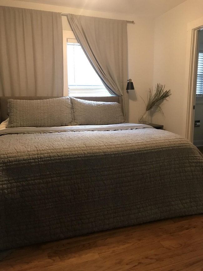 Building Photo - Hyde Park gem with Casita!!!