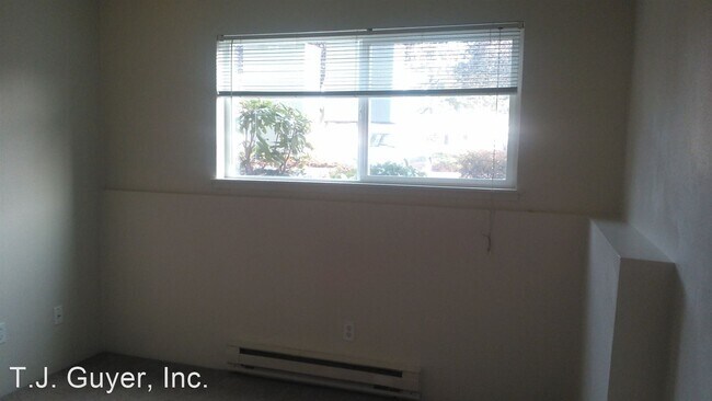 Building Photo - 1 br, 1 bath Apartment - 4702 108th Street...