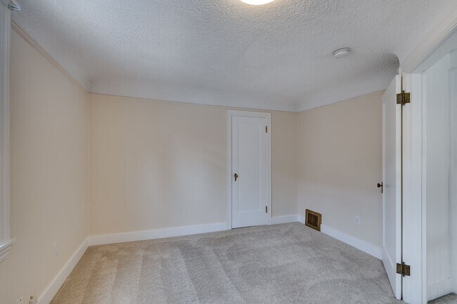 Building Photo - Adorable Wedgewood 4 Bedroom Available Now!