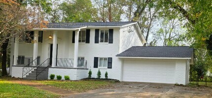 Building Photo - Large Family Home - Move In Ready!