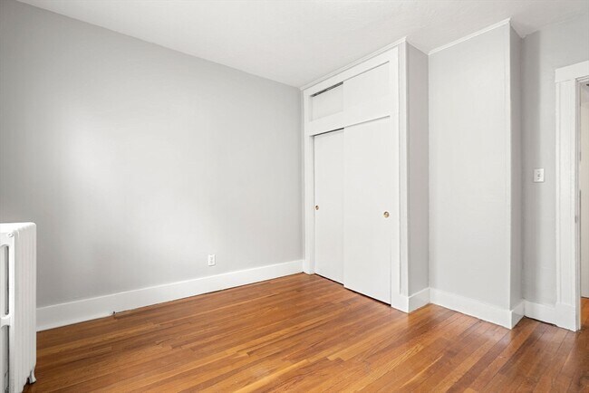 Building Photo - 9-11 Cross St