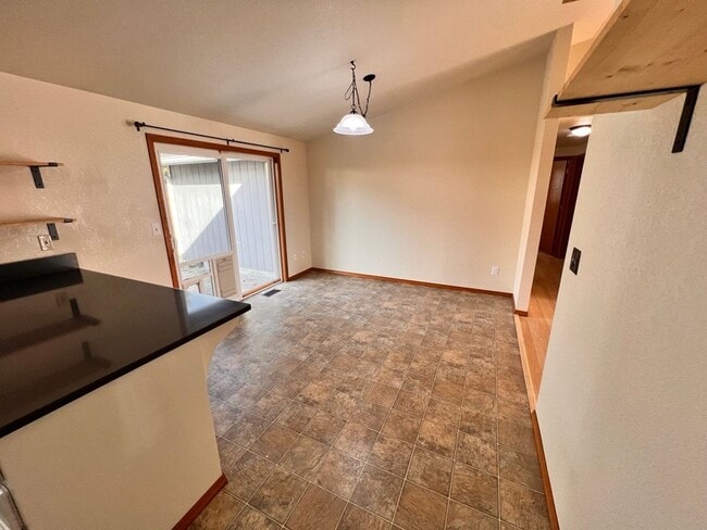 Building Photo - 3Bed 2Bath Single Level Avail. April 7th Move-In