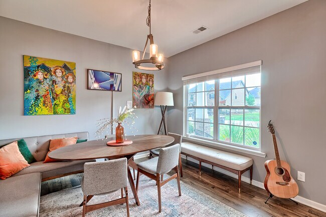 Building Photo - 310 Tulip Way