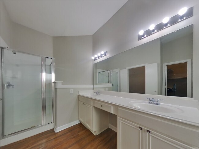 Building Photo - 810 Forest Hillside Ln