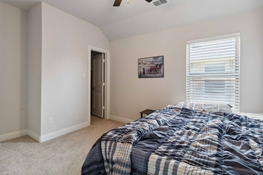 Building Photo - 566 Westwood Way Dr