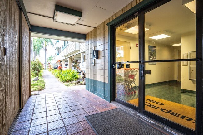 Building Photo - Beautifully Renovated 1 Bedroom/1 Bath Iao...
