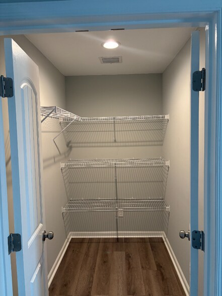 Building Photo - 923 E Ocean View Ave