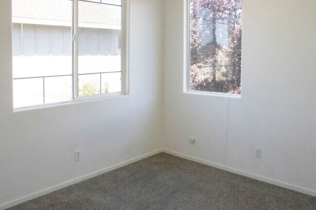 Building Photo - 3 bedroom 2.5 bathroom two-story rental in...