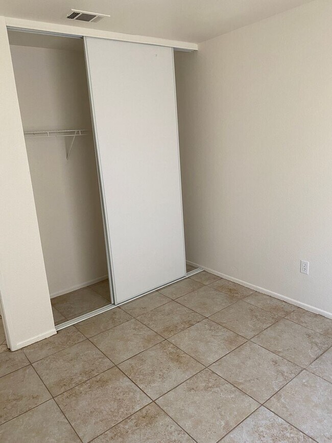 Building Photo - 4 BEDROOM ADELANTO HOME