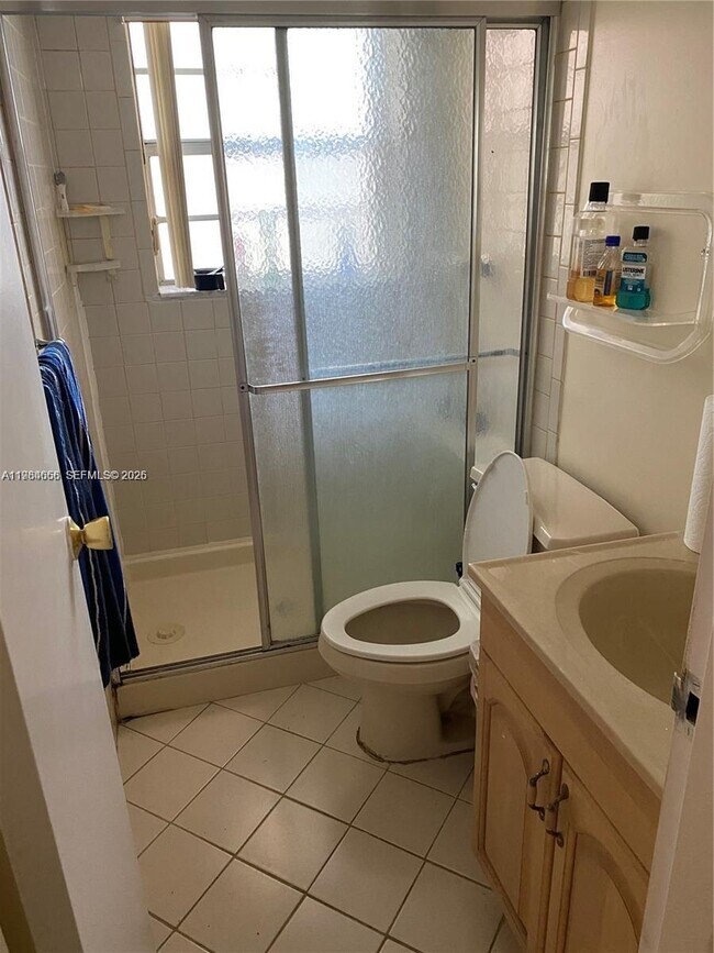 Building Photo - 1035 Country Club Dr