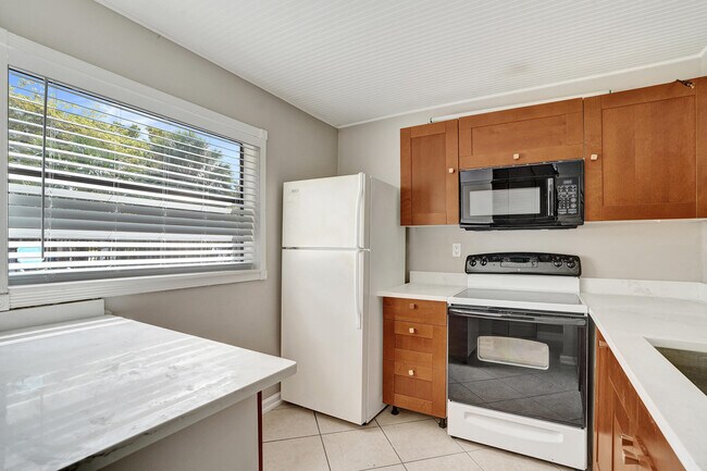 Building Photo - 10585 Royal Palm Blvd