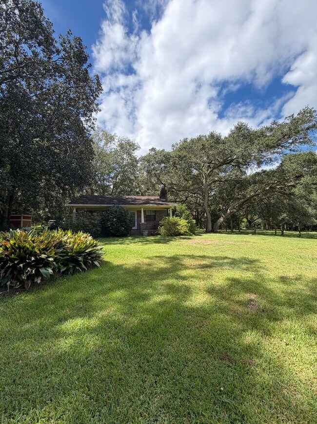 Building Photo - 8509 Little Scenic Ln