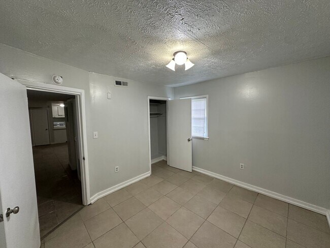 Building Photo - 2748 Woodside Dr