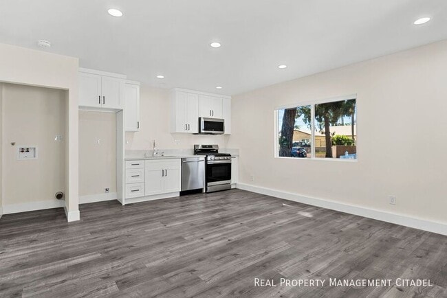 Building Photo - 13050 1/2 W Tonopah St-