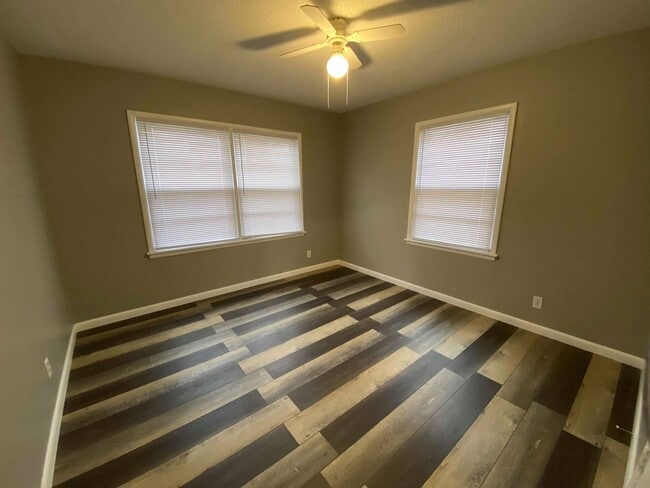 Building Photo - 3 Bedroom On West Side!