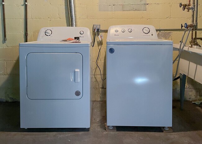 Building Photo - 1605 Yout St