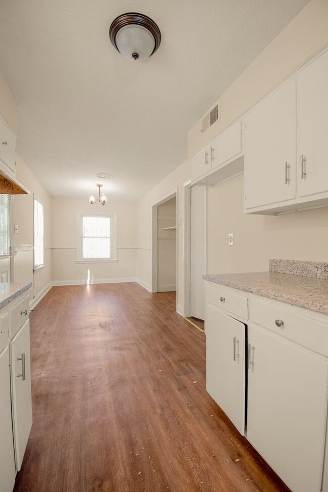 Building Photo - VOUCHERS ACCEPTED!!  Fully Updated 3BR/1B ...