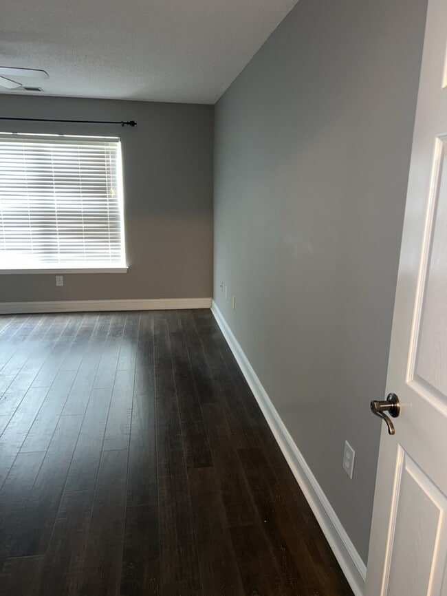 Building Photo - 3 Bedroom 2 Bathroom