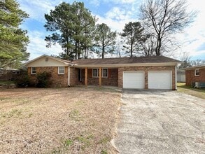 Building Photo - Move-In Ready 3 Bedroom Home with Garage & Private Yard
