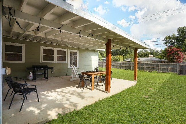 Building Photo - 514 Brightwood Pl