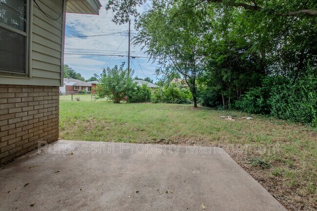 Building Photo - 616 E Bouse Dr