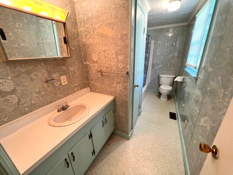 Master Bath - 1045 Beulah Ln