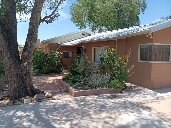 Primary Photo - Stunning 3-bedroom, 2-bathroom home! Comin...