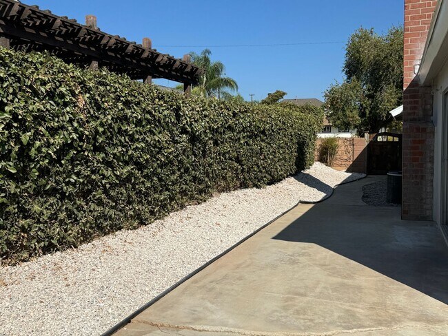 Building Photo - 2105 E Petunia St