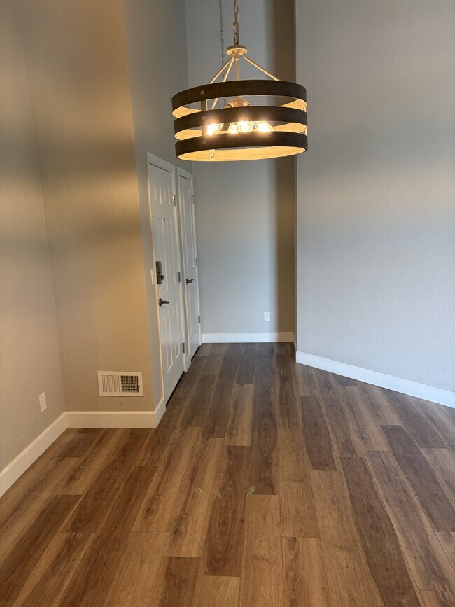 Building Photo - One Month Free with 12-Month Lease, Rent-Top-Floor 3 Bed, 2 bath Condo