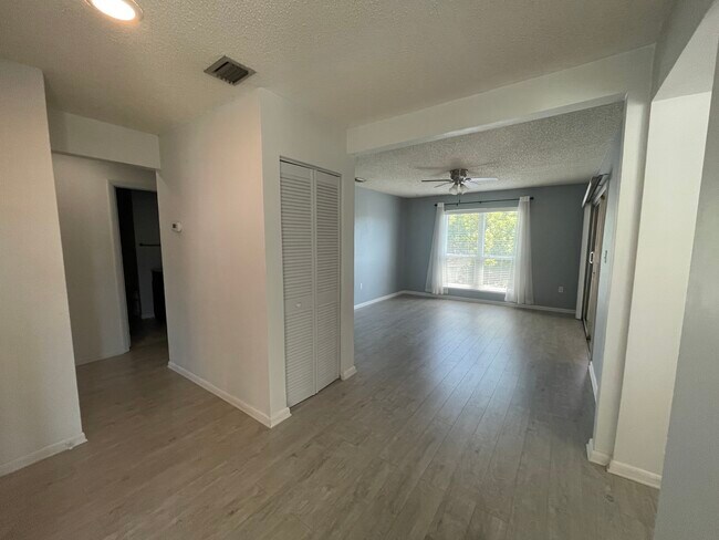 Building Photo - 610 Windrush Bay Dr