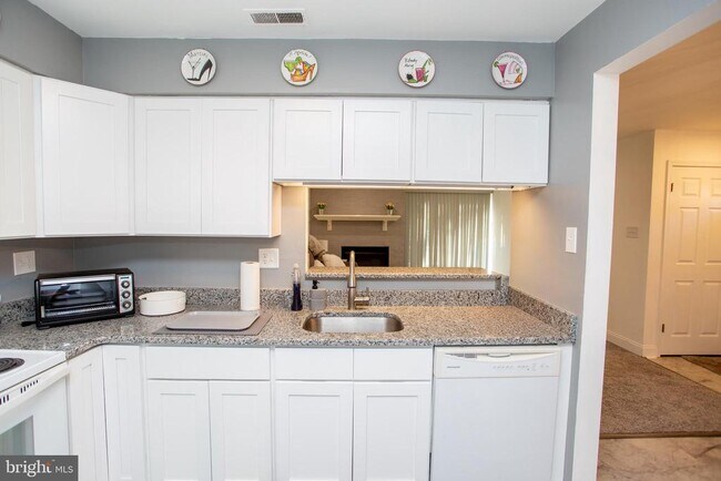 Building Photo - 33 Dogwood Ln