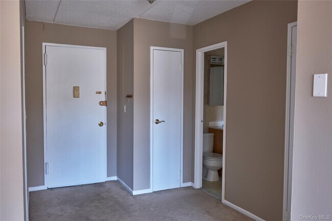 Building Photo - 2 Consulate Dr