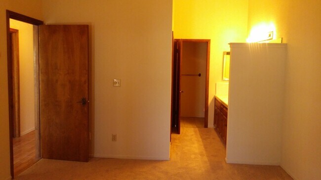 Building Photo - Northwest single level condo offering many...