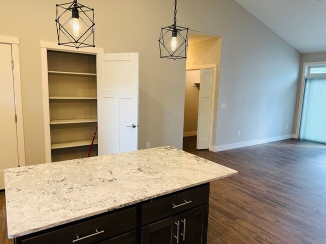 Building Photo - Gorgeous Townhome in Signal Peak (West End...
