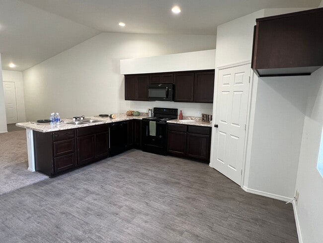 Building Photo - DESERT SKY TOWNHOME!
