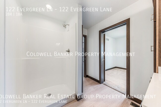 Building Photo - 122 Evergreen Ln