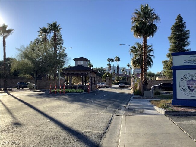 Building Photo - 682 Oakmont Ave