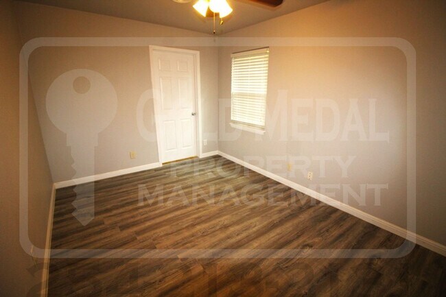Building Photo - 205 E Vardeman Ave